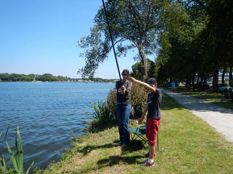 L'après midi, tout le monde s'essaye à la pêche, même les mamans!
