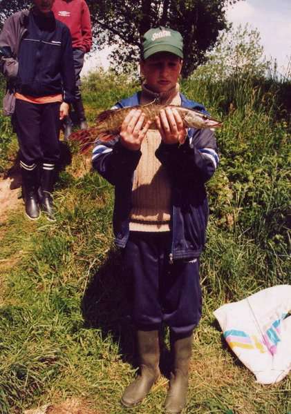 Un joli petit brochet de 47 cm pris à la gardonnette;  fil 12 centièmes, hameçon de 18. Remis à l'eau après la photo, bravo à ce jeune pêcheur !